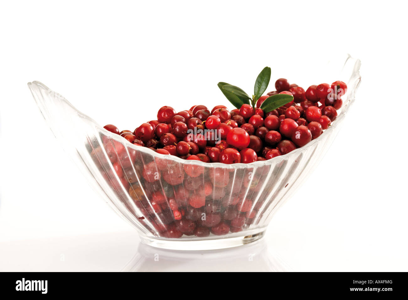 Preiselbeeren in Glasschale, Nahaufnahme Stockfoto