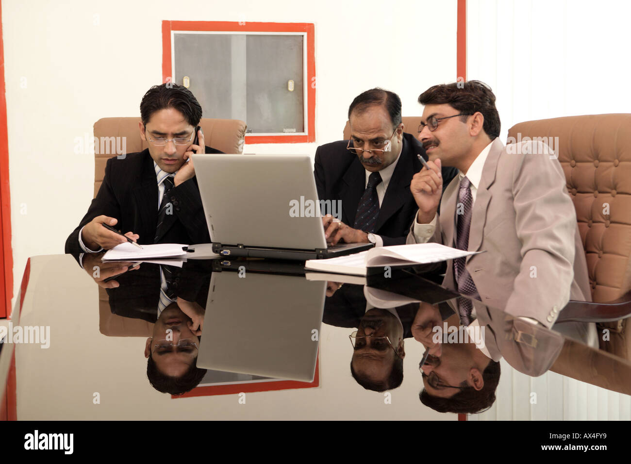 Business-Team in einem Sitzungssaal in einem Büro arbeiten Stockfoto