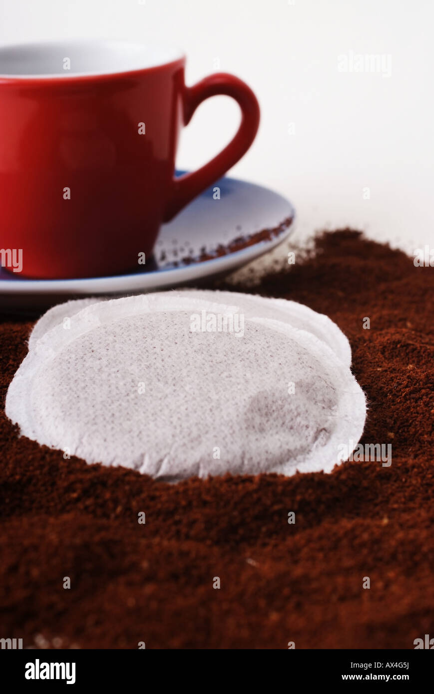 Kaffee-Pads und eine Tasse im Hintergrund Stockfoto