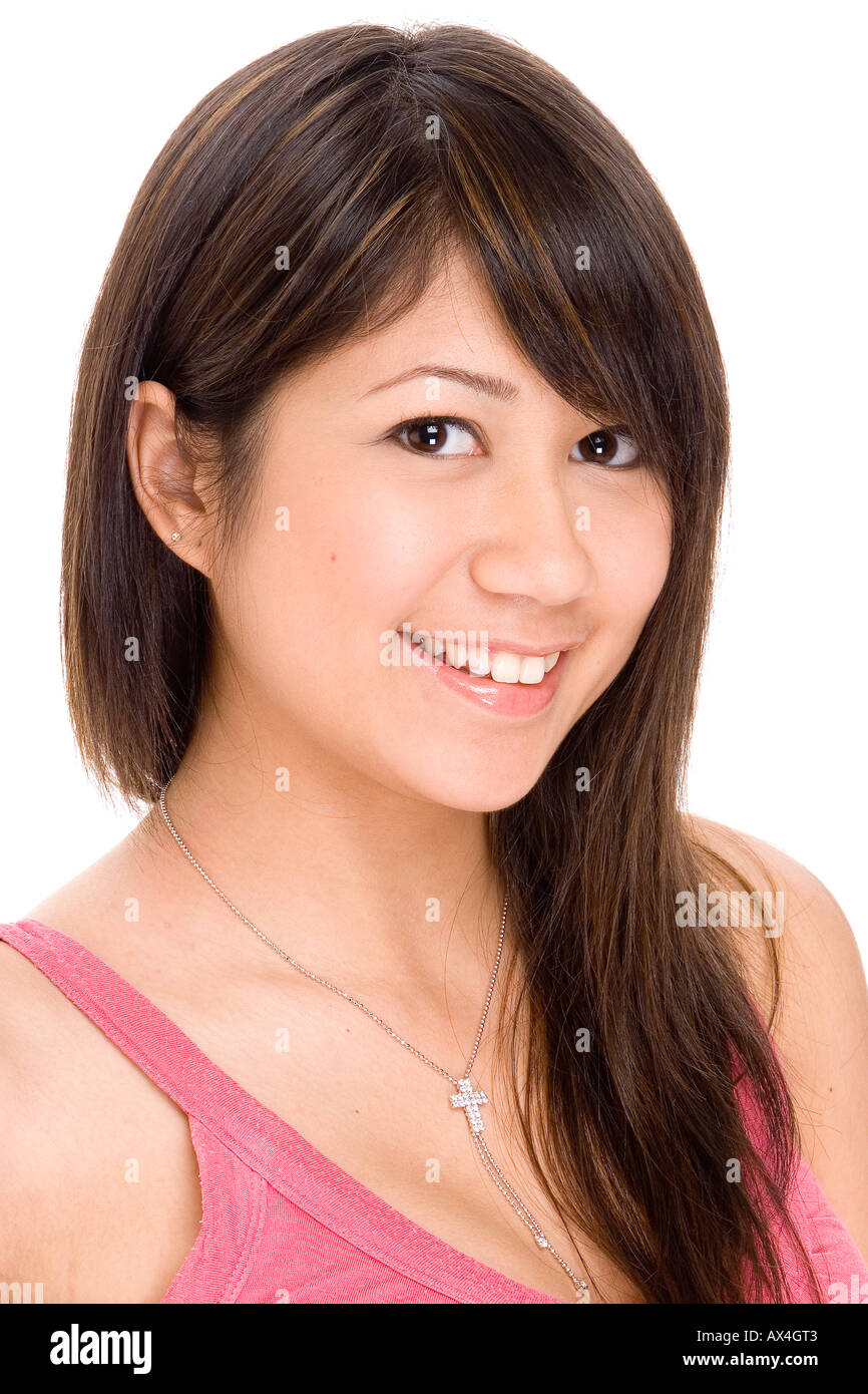 Eine hübsche junge Asiatin in einem rosa Top auf weißem Hintergrund Stockfoto