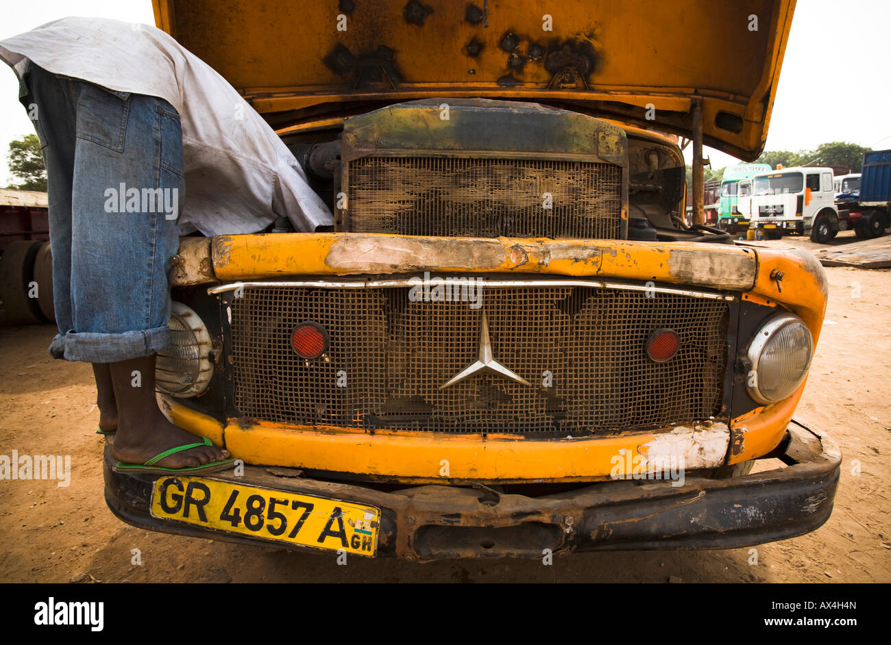 Mann, die Reparatur von alten Benz Lkw Tema Ghana Stockfoto