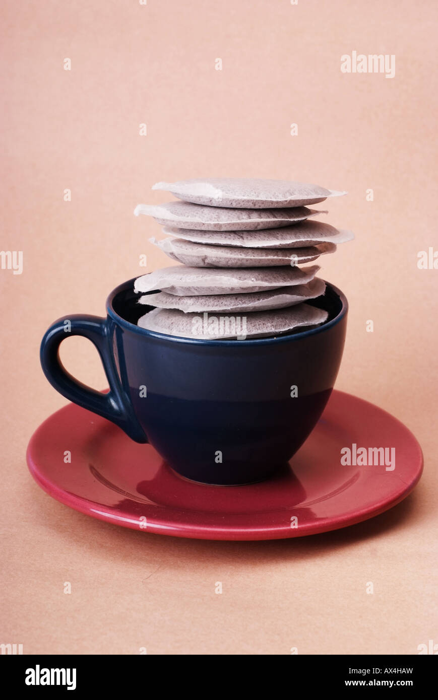 Pads in einer Tasse Kaffeepads in Einer Kaffeetasse Stockfoto