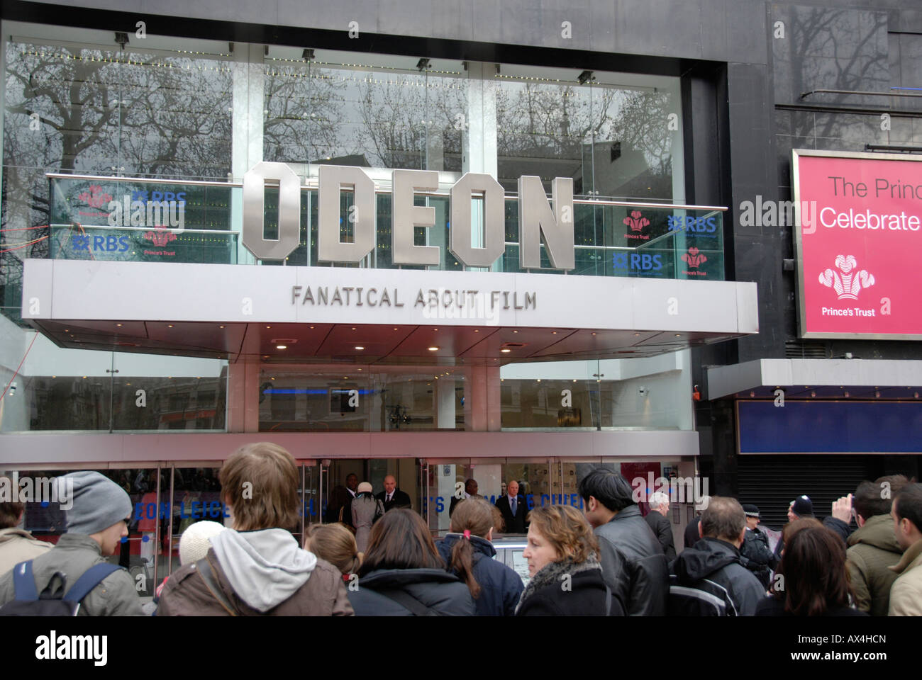 Fans außerhalb Filmpremiere im Odeon Leicester Square London Stockfoto