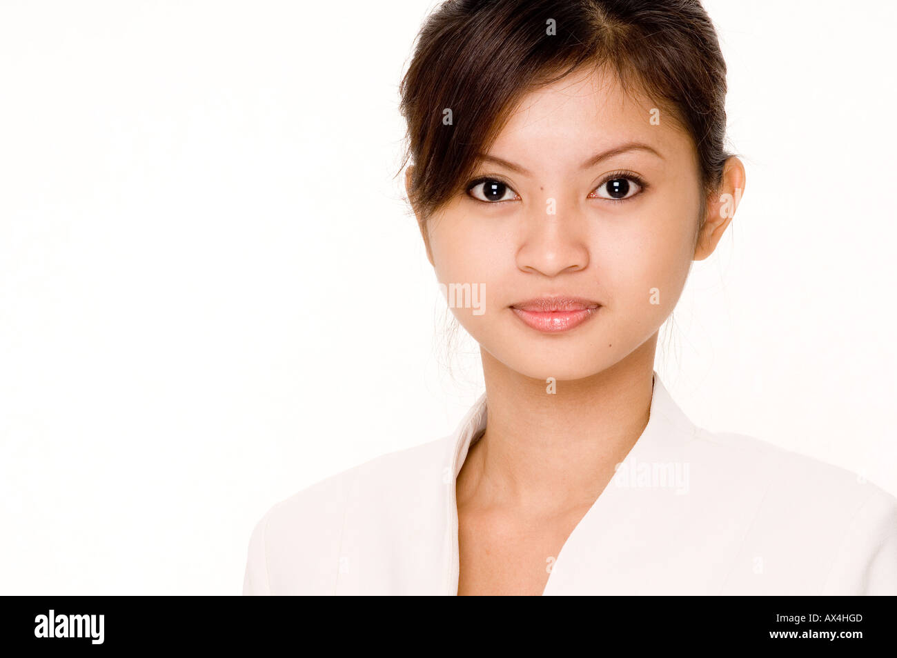 Eine süße asiatische Geschäftsfrau in weiß auf weißem Hintergrund Stockfoto