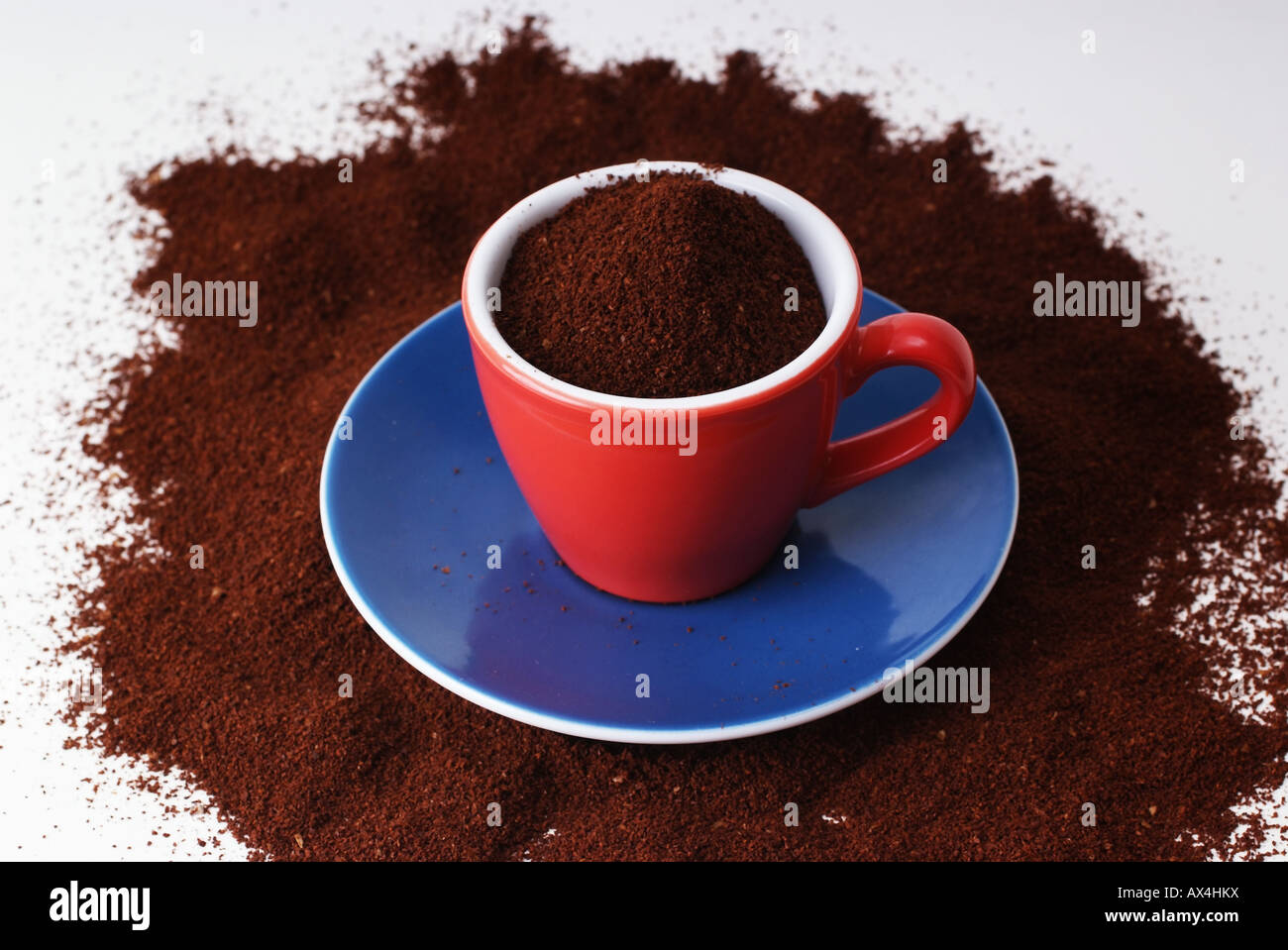 Kaffee-Pulver in eine Tasse Kaffeepulver in Einer Tasse Stockfoto