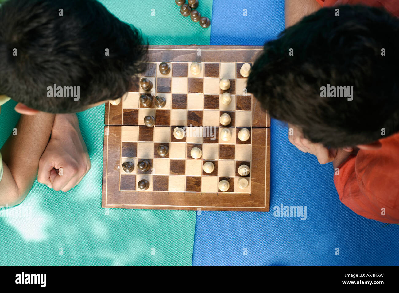 Junge Männer spielen Schach Stockfoto