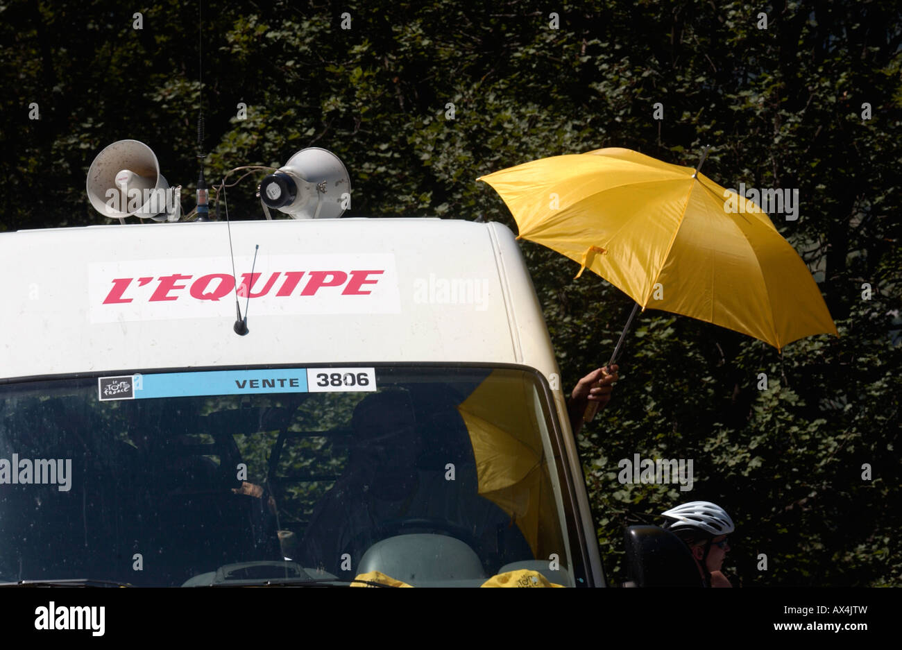 Tour de France offizielles Merchandise Fahrzeug am Straßenrand Stockfoto