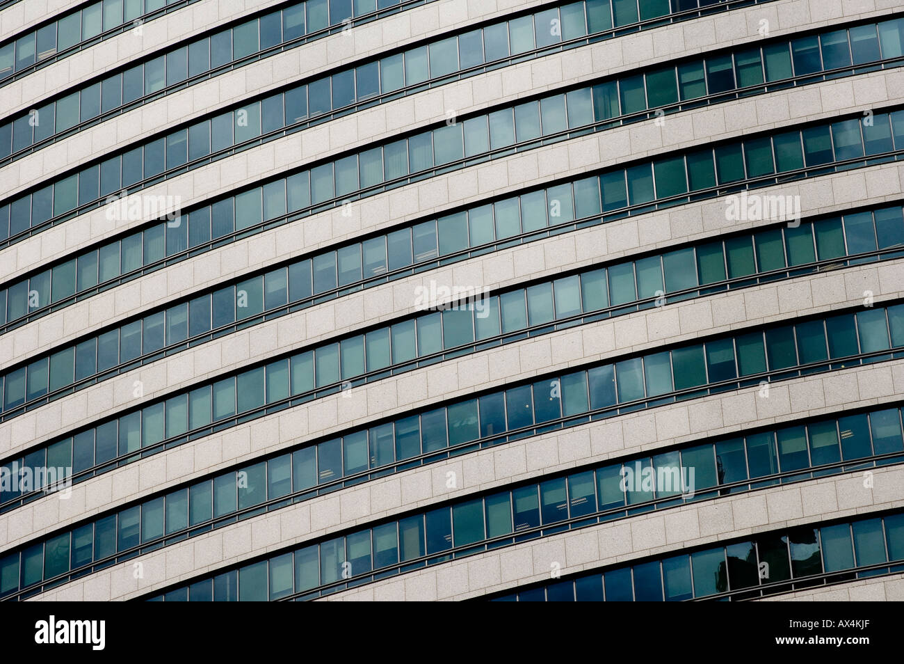 Fensterreihen Büro in einem Gebäude in Singapur Stockfoto