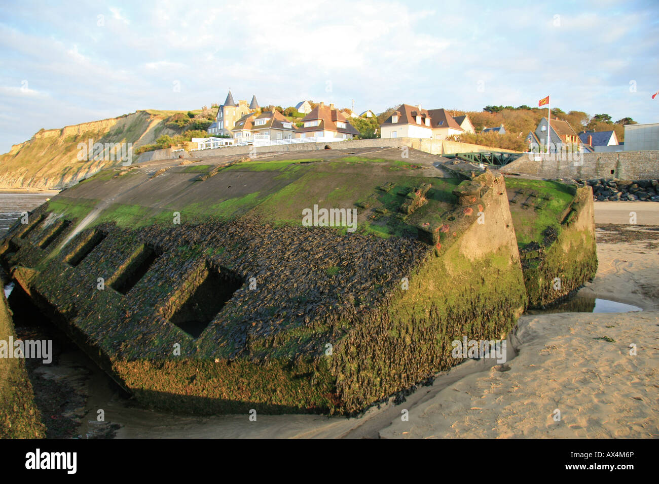 "Käfer" Pontons, Teil des Maulbeere-Hafens, gestrandet am Strand von Arromanches, Normandie. Stockfoto