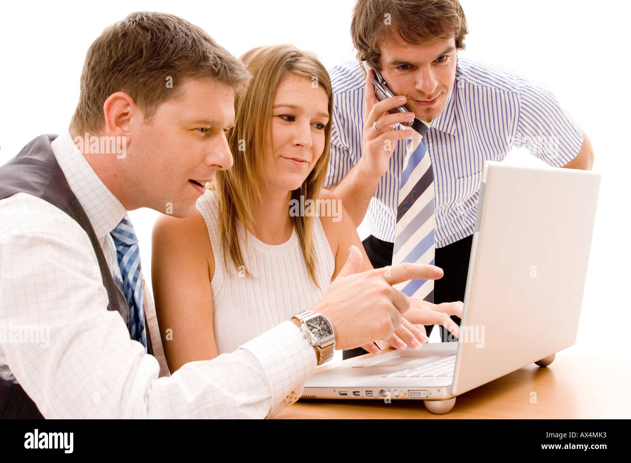 Ein Team von drei Werken auf einem Laptopcomputer Stockfoto