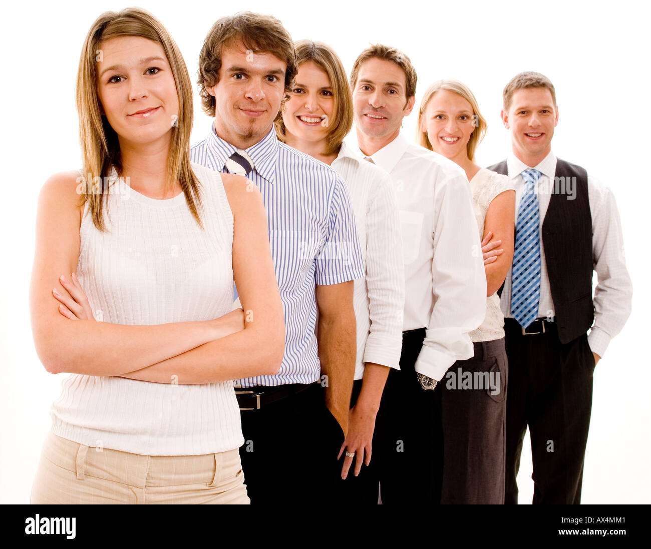 Eine lächelnde Gruppe von Geschäftsleuten in einer Linie geringe Schärfentiefe verwendet Stockfoto