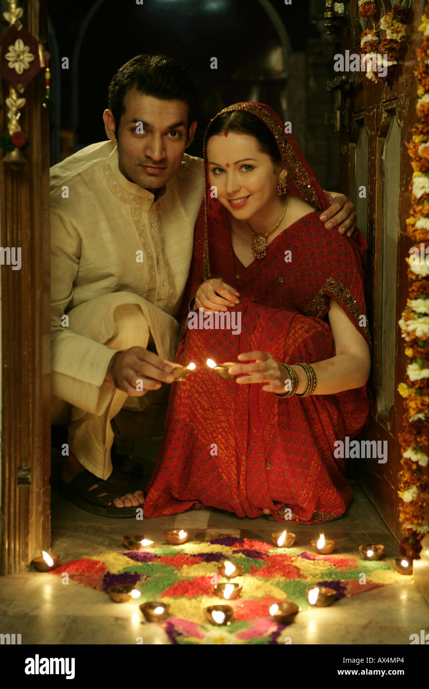 Porträt eines Paares feiert Diwali und lächelnd Stockfoto