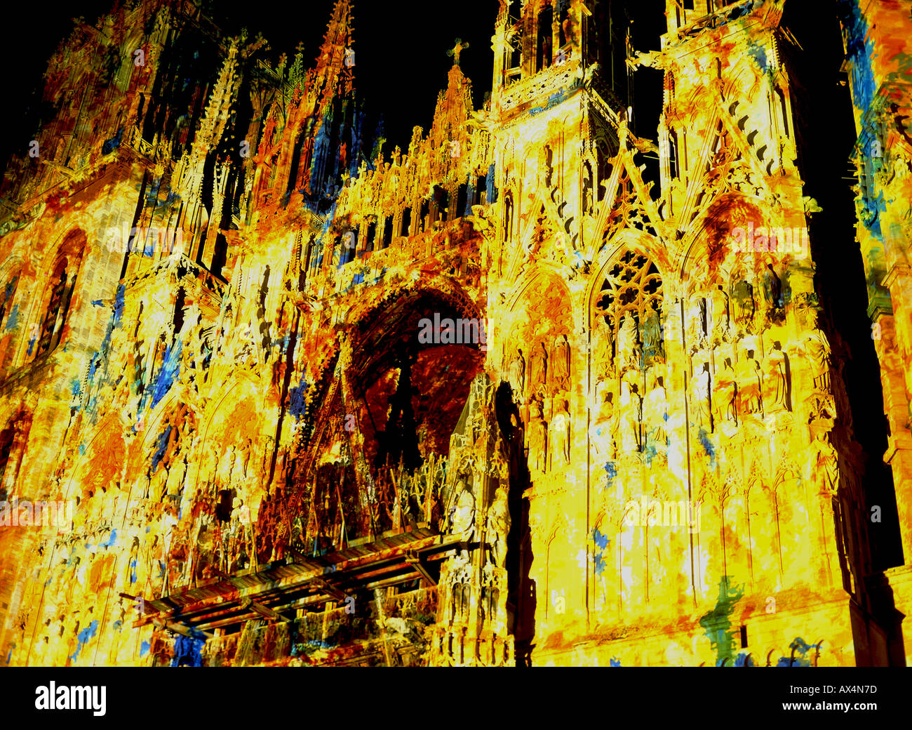 Rouen Kathedrale Westfassade beleuchtet in der Nacht mit Projektion von Monet Malerei Seine Maritime Normandie Frankreich Stockfoto