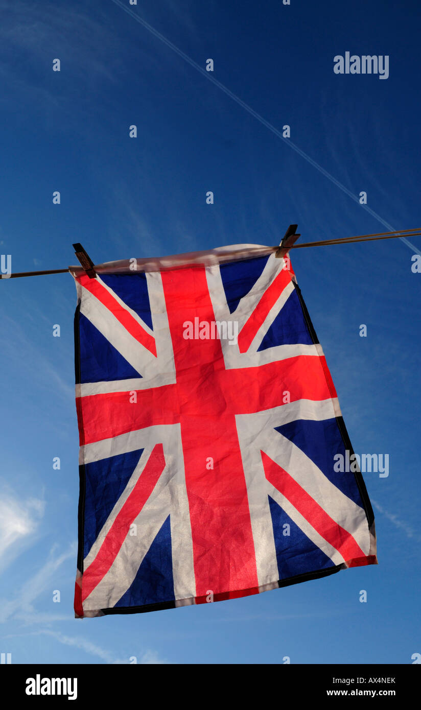 Union Jack-Flagge an eine Wäscheleine hängen. Stockfoto