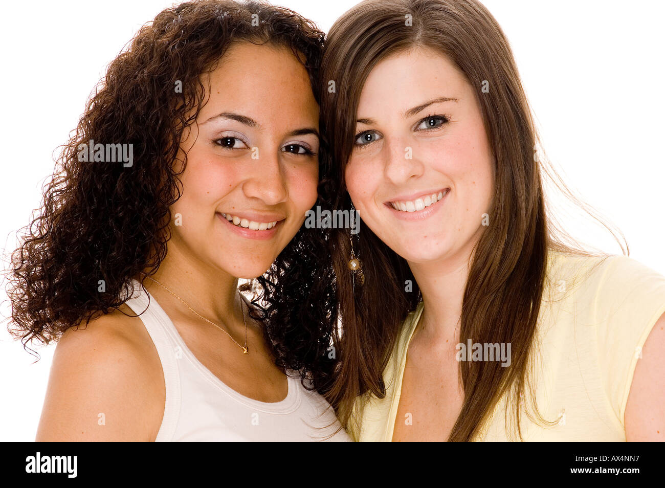 Zwei junge attraktive Frauen verschiedener Rassen Stockfoto