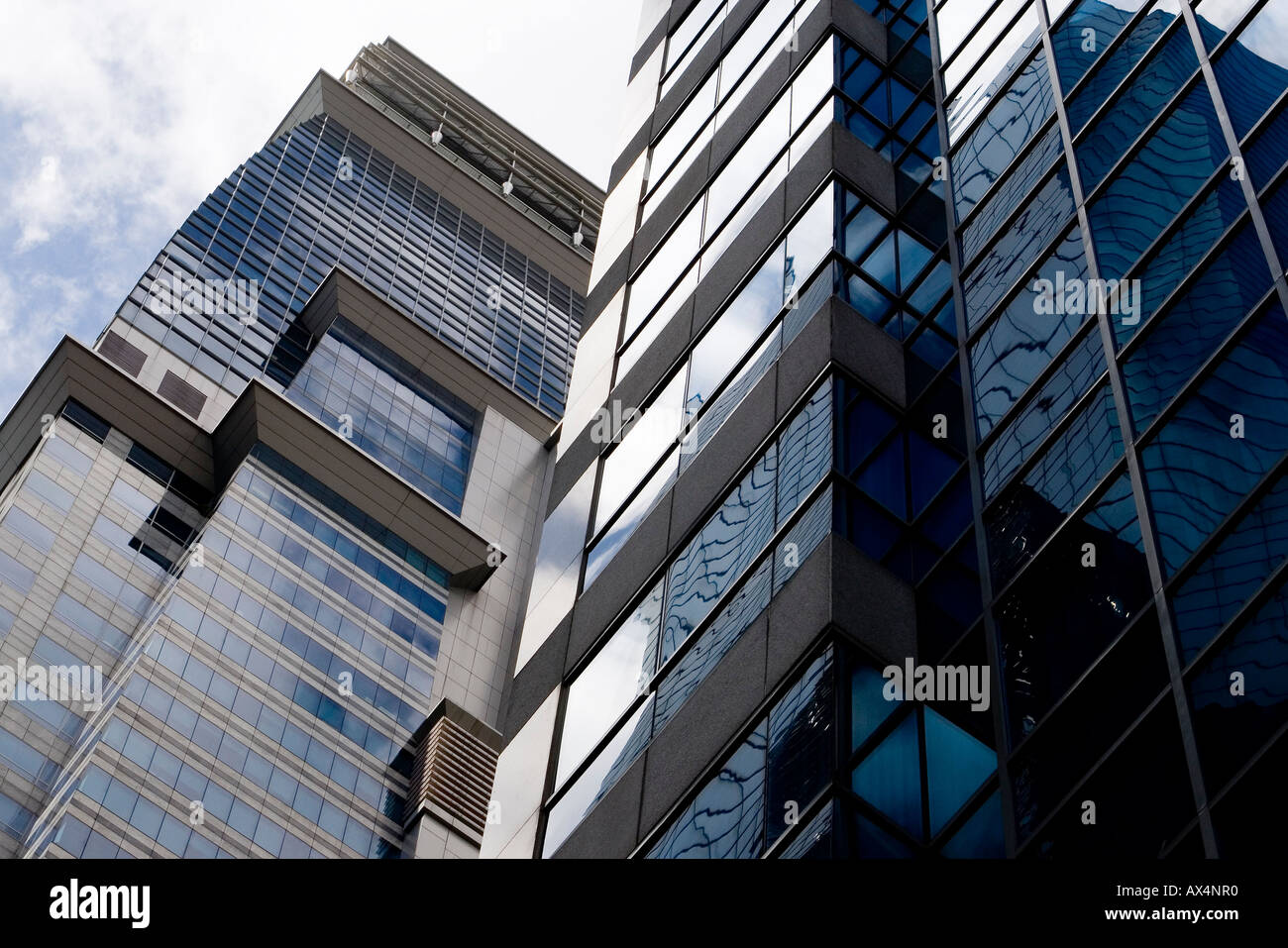 Bürogebäude steigen in den Himmel in Singapur Stockfoto