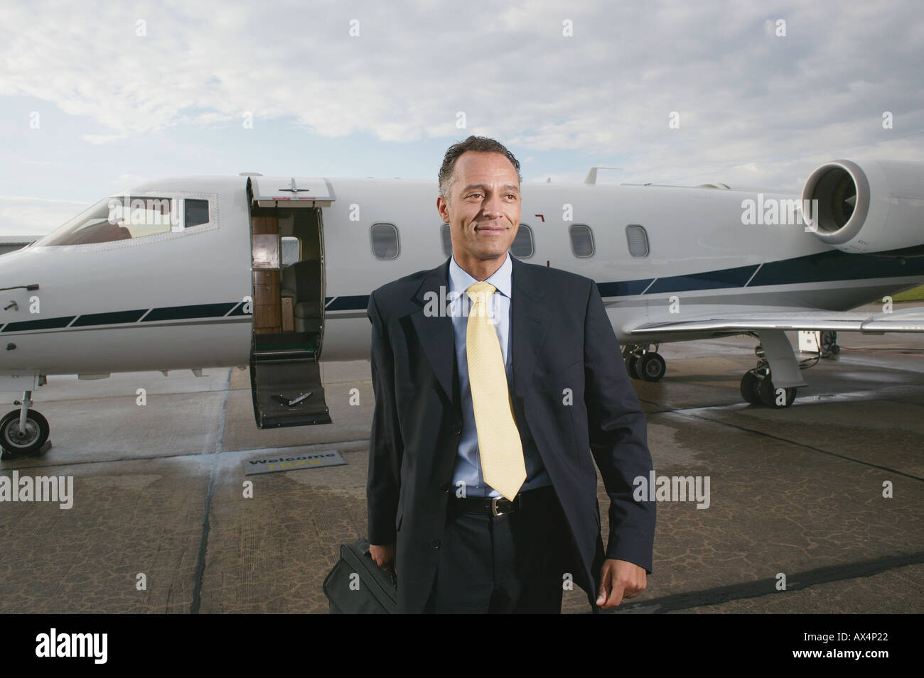 Geschäftsmann vor einem privaten Flugzeug Stockfoto