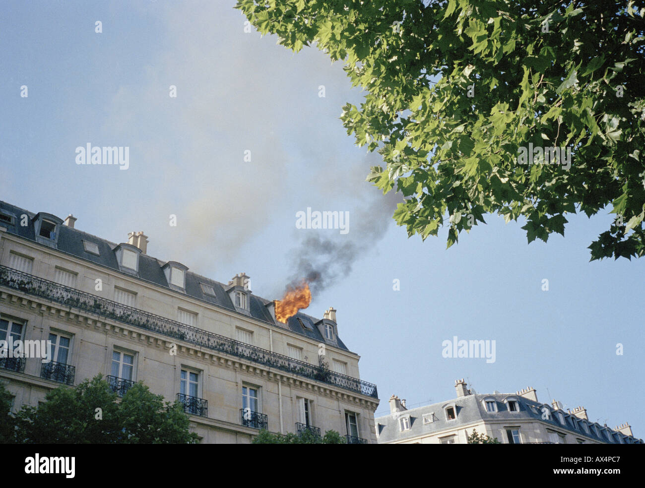 Ein Feuer auf einem Dach Paris Frankreich Stockfoto