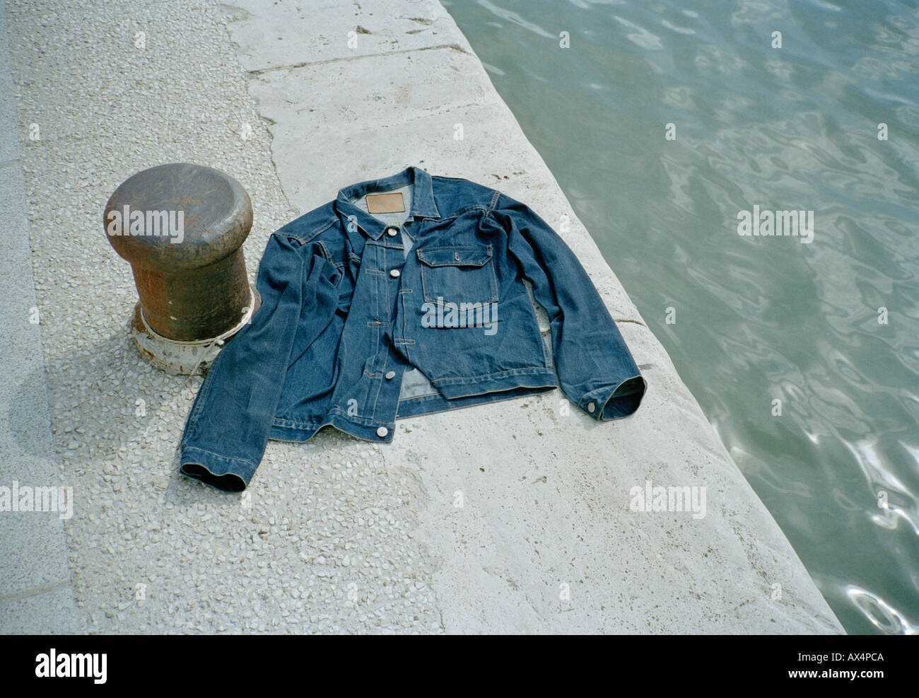 Eine Jeansjacke am Ufer des Flusses Paris Frankreich Stockfoto