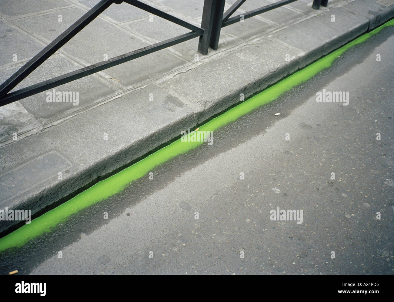 Grüne Flüssigkeit in einer Stadt Straße Paris Frankreich Stockfoto