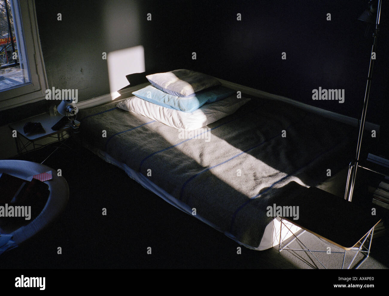 Eine Matratze mit Kissen in einem dunklen Raum Stockfoto