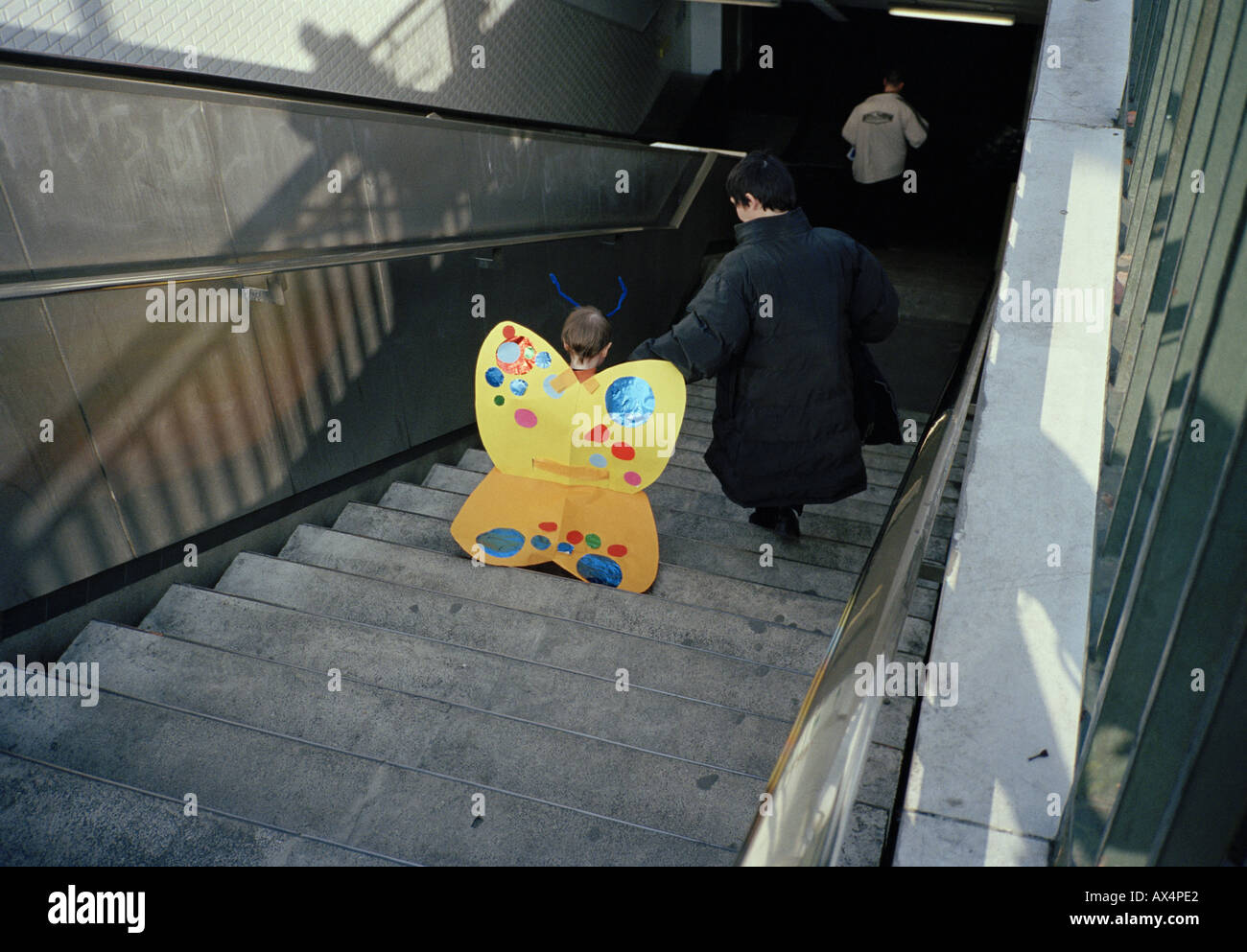 Ein Kind in einem Schmetterling Kostüm auf der Treppe Stockfoto