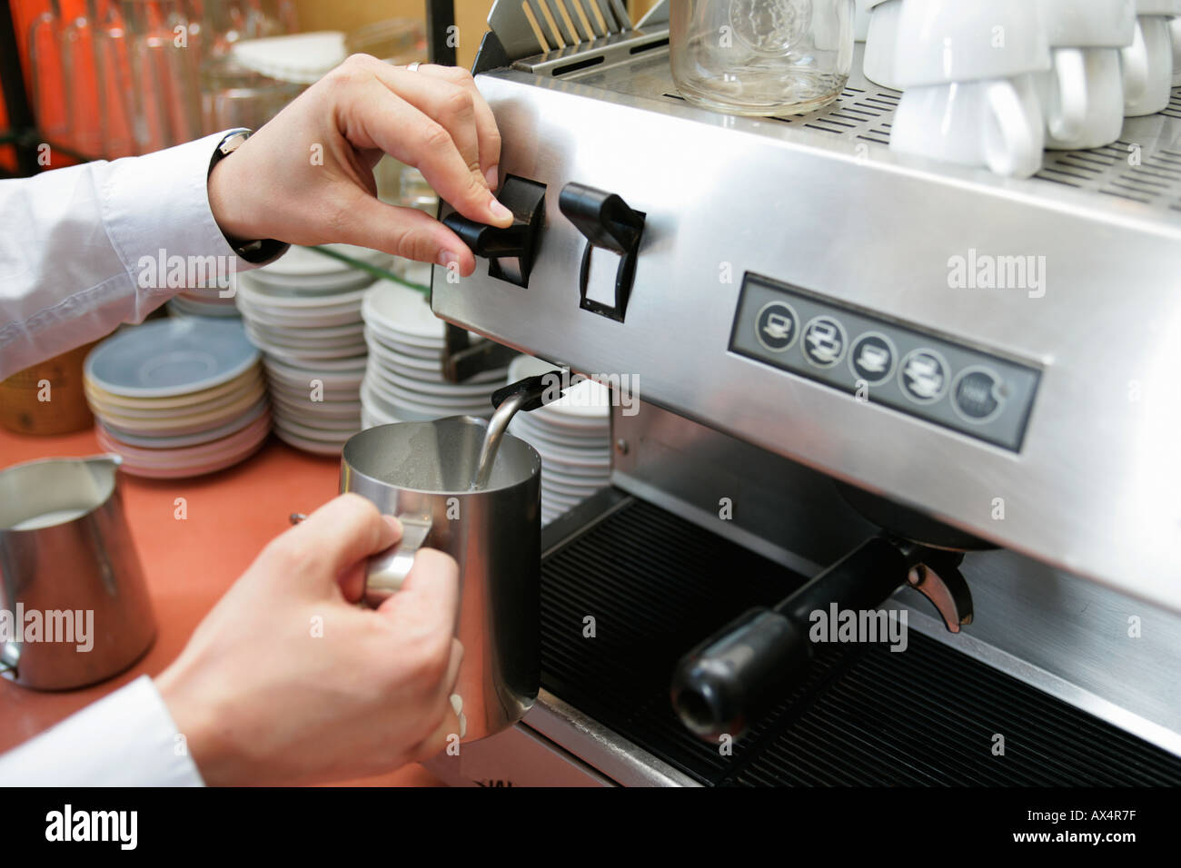 Barista dampfenden Milch Stockfoto