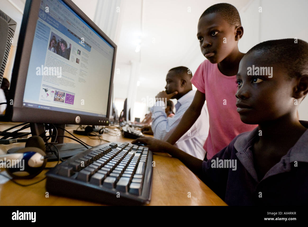 Afrikanische Kinder Surfen im internet Stockfoto