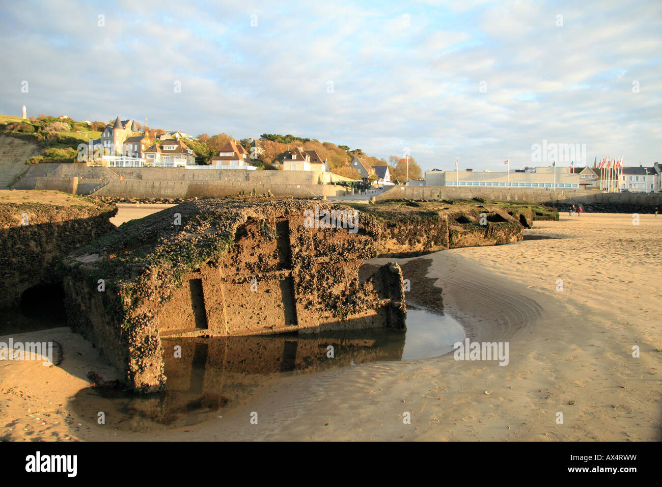 "Käfer" Pontons, Teil des Maulbeere-Hafens, gestrandet am Strand von Arromanches, Normandie. Stockfoto