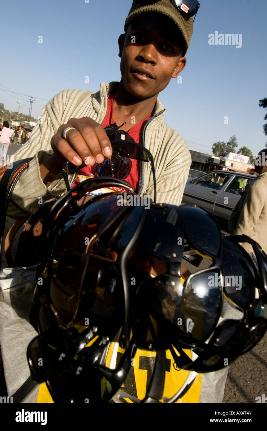 Äthiopien 2008 Addis Abeba Mann verkaufen Sonnenbrille vor dem Postamt Stockfoto