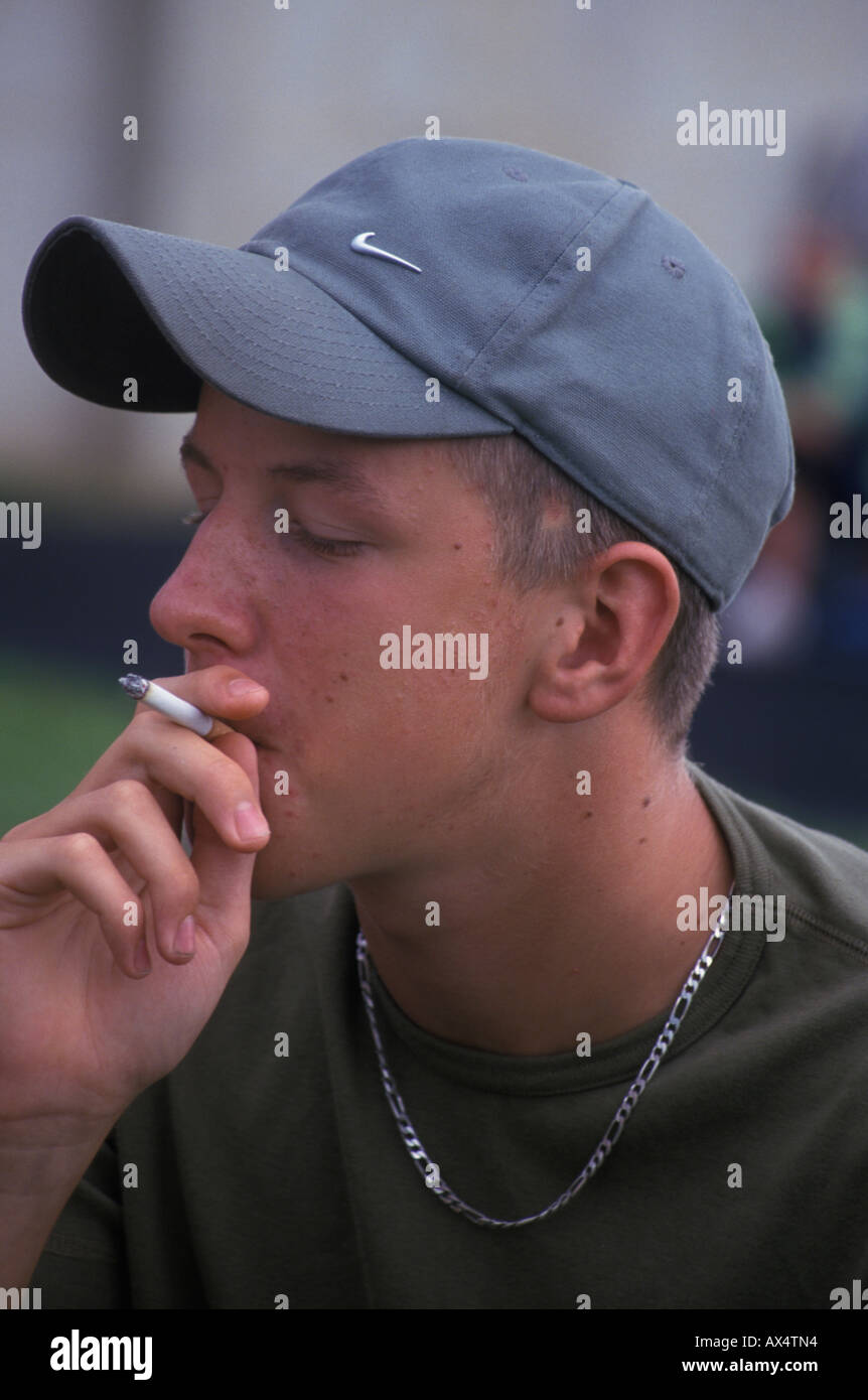 Junge, Rauchen im Profil Stockfoto