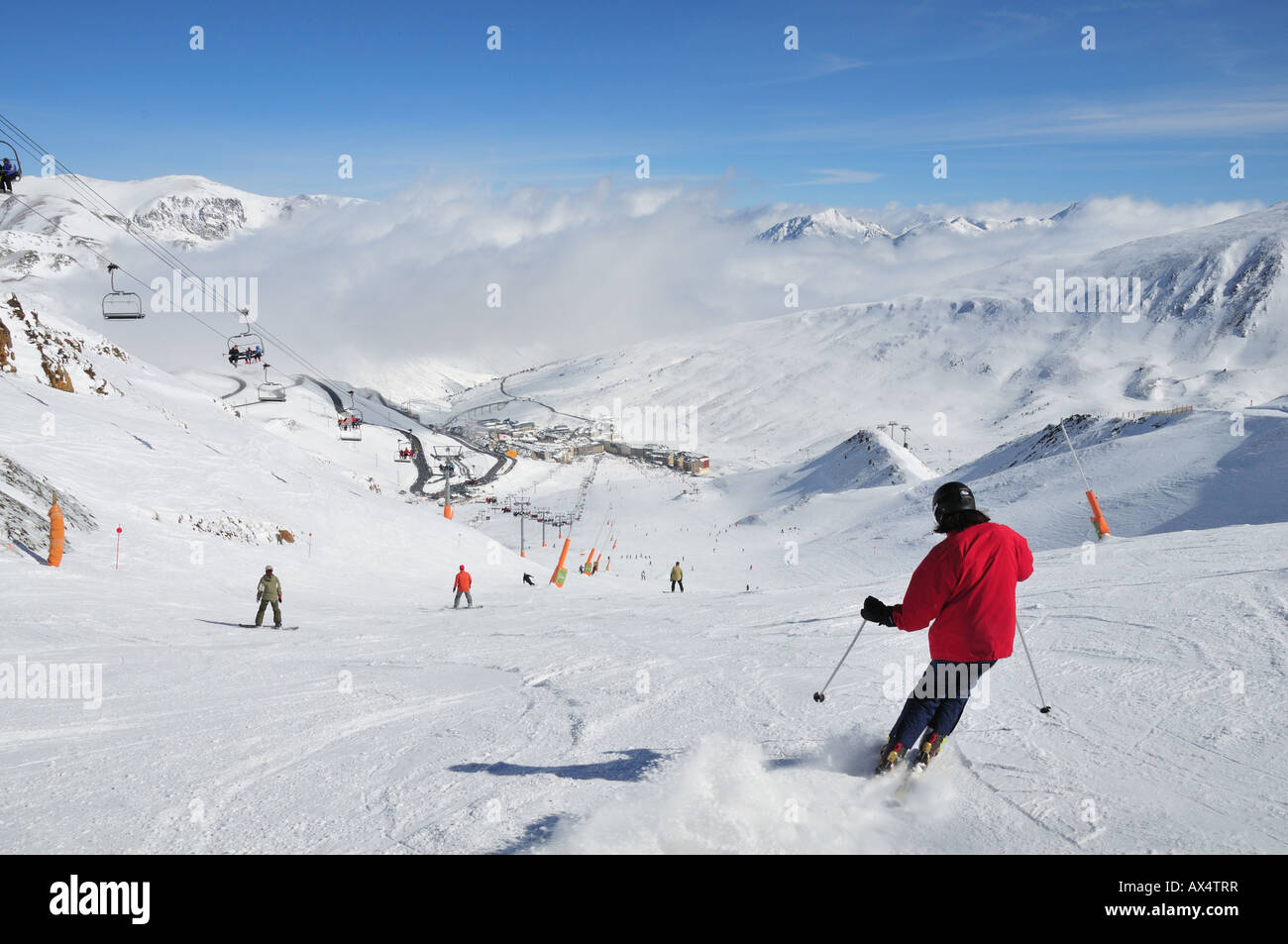 Einen umfassenden Überblick von der Skipiste auf das beliebte Pas De La Casa-Skigebiet in den Pyrenäen, Andorra (Spanien) Stockfoto