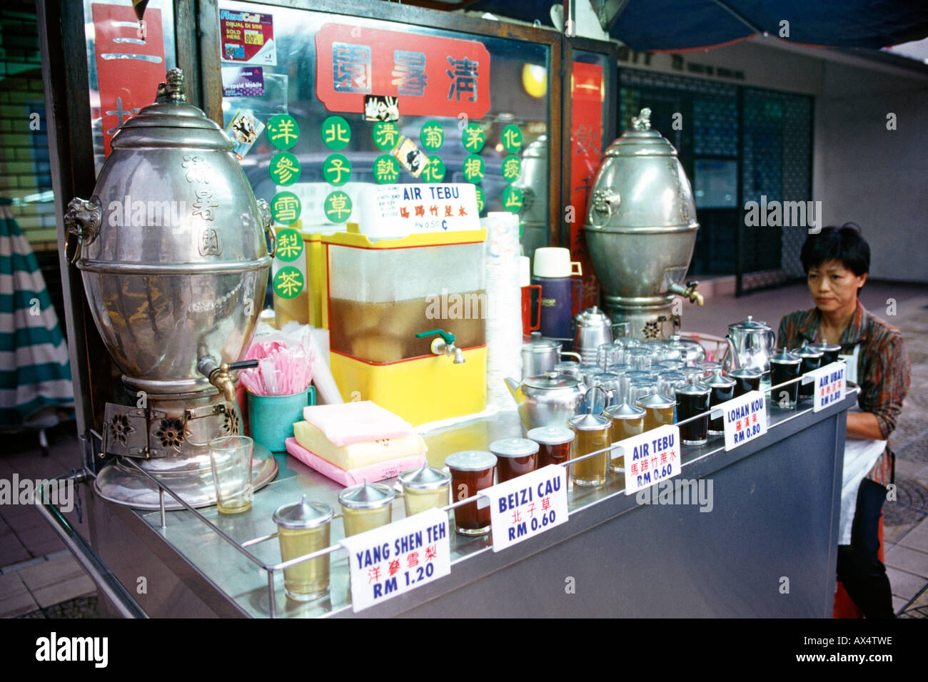 Eine Frau und ihre Erfrischung vending stall in einer Straße von Kuala Lumpur in Malaysia. Stockfoto