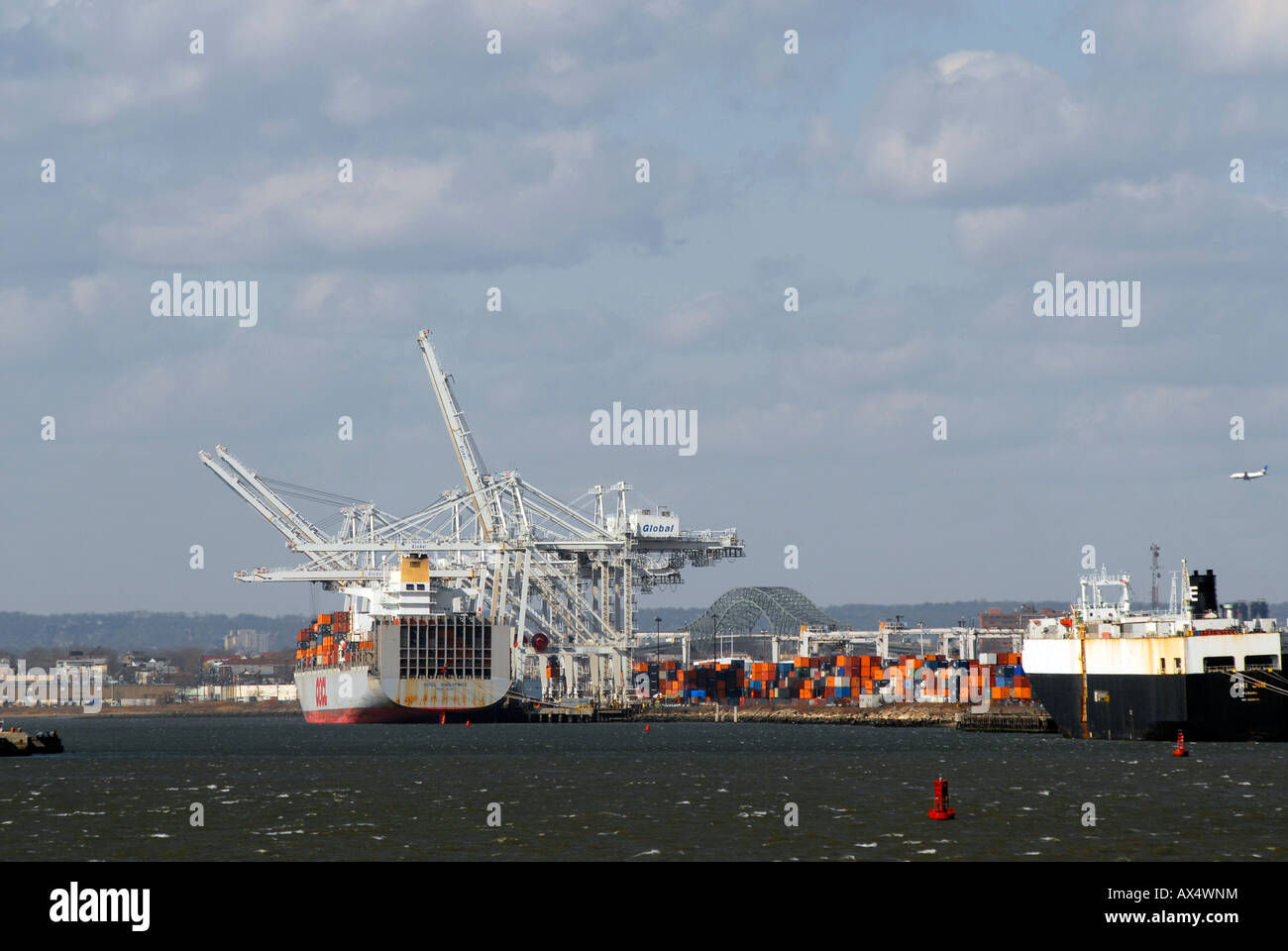 Ein Containerschiff im Hafen Newark NJ Stockfoto