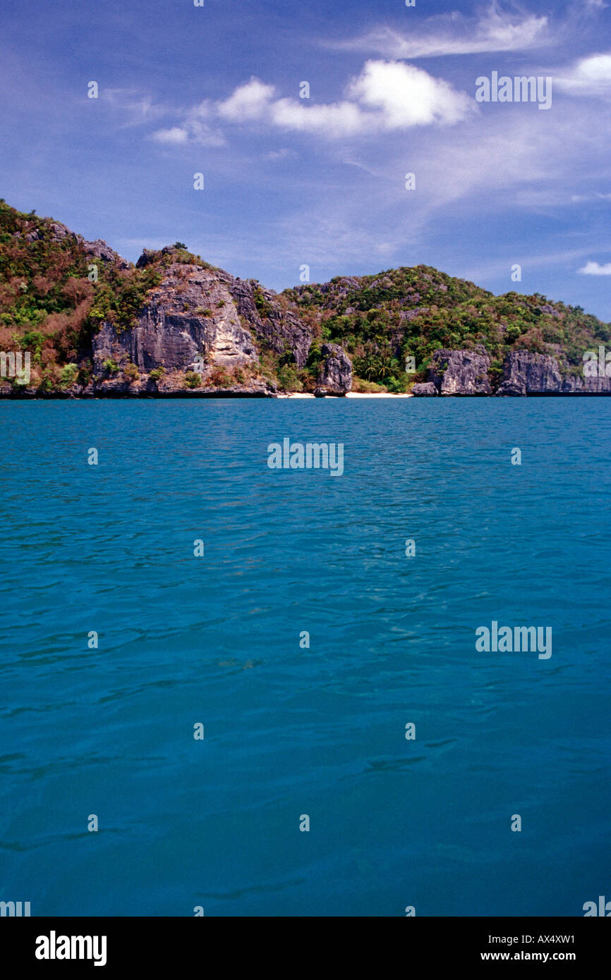Inseln des Ang Thong National Marine Park vor der Küste von Ko Samui in Thailand. Stockfoto