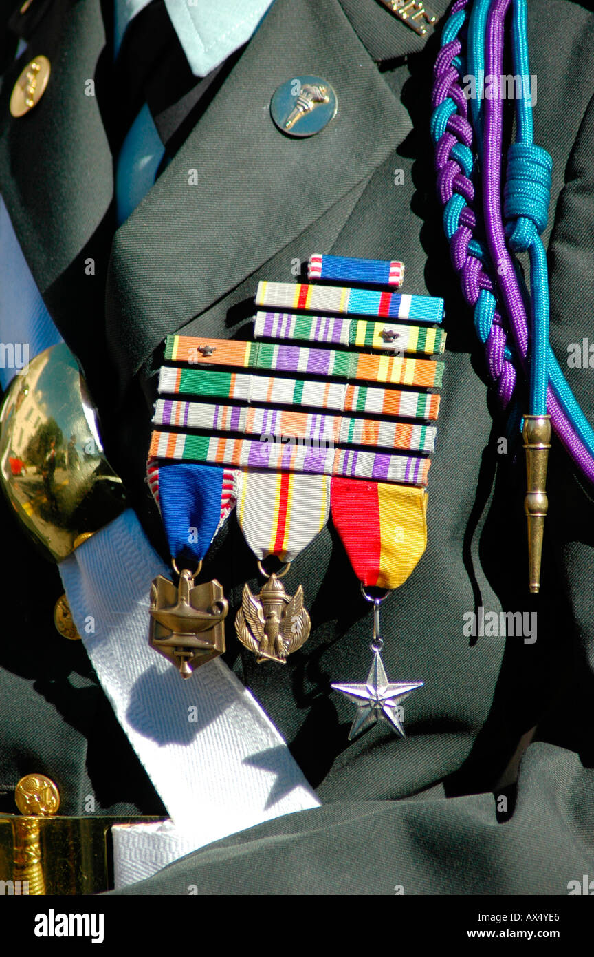 ROTC-Medaillen von der Armee an die Kinder von High Schools in Atlanta Army Ehre, Held, Pflicht Stockfoto