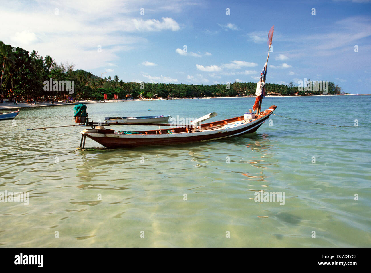 Ein Pfauentaube Longtail-Boot verankert vor der Hut Mae Nam Beach in Koh Samui Thailand. Stockfoto