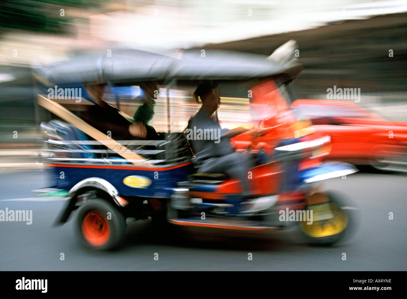 Ein Tuk Tuk fährt durch die Straßen von Bangkok in Thailand. Stockfoto