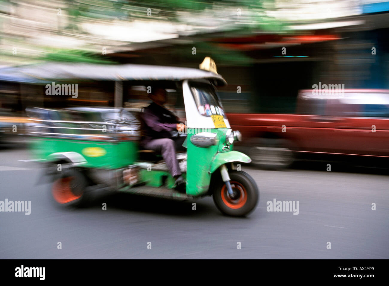 Ein Tuk Tuk fährt durch die Straßen von Bangkok in Thailand. Stockfoto