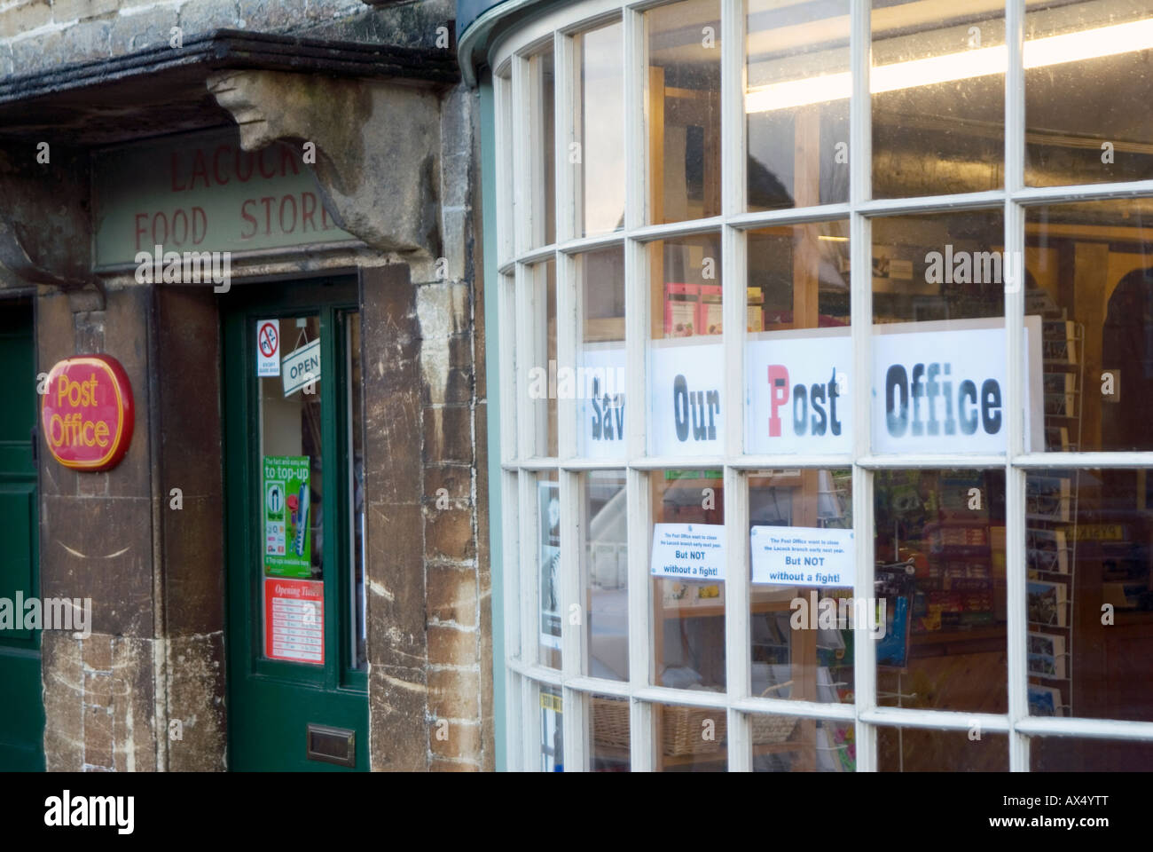 Speichern Sie unsere Post-Office-Zeichen in die Frontscheibe des Lacock Dorf Postamt nr Chippenham, Wiltshire Stockfoto