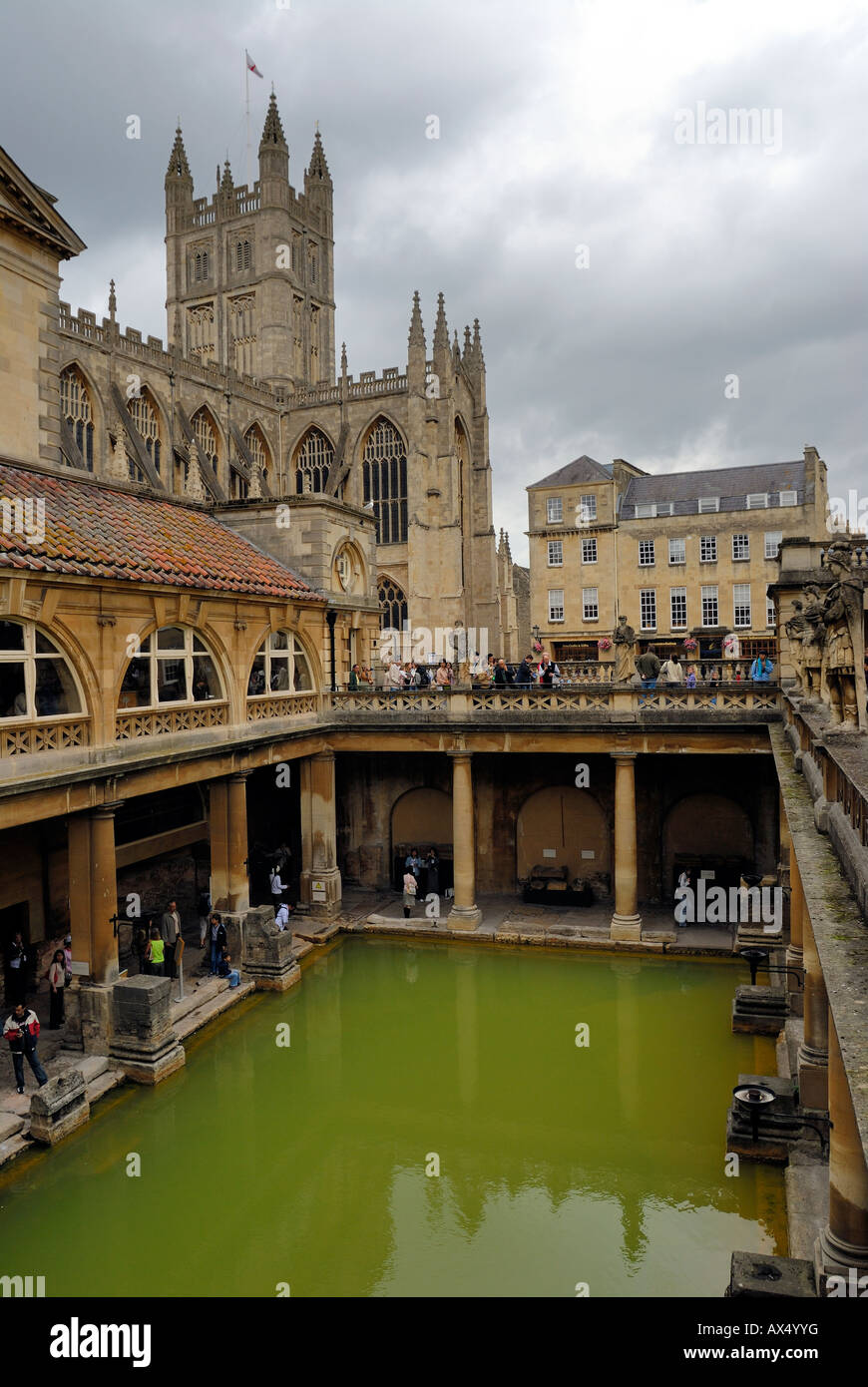 Das römische Bad und an der historischen Stadt Bath Abbey Stockfoto