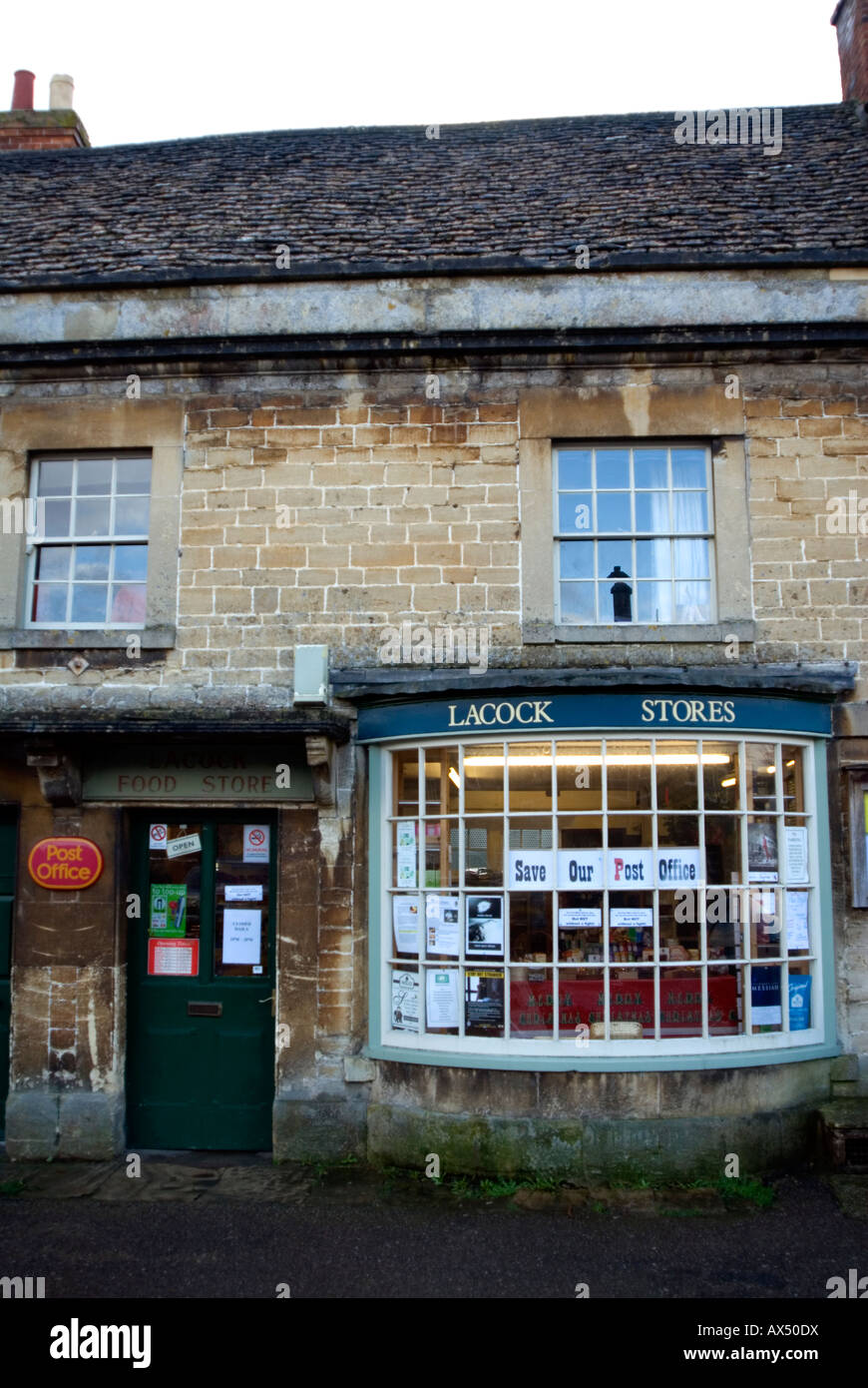 Speichern Sie unsere Post-Office-Zeichen in die Frontscheibe des Lacock Dorf Postamt nr Chippenham, Wiltshire Stockfoto