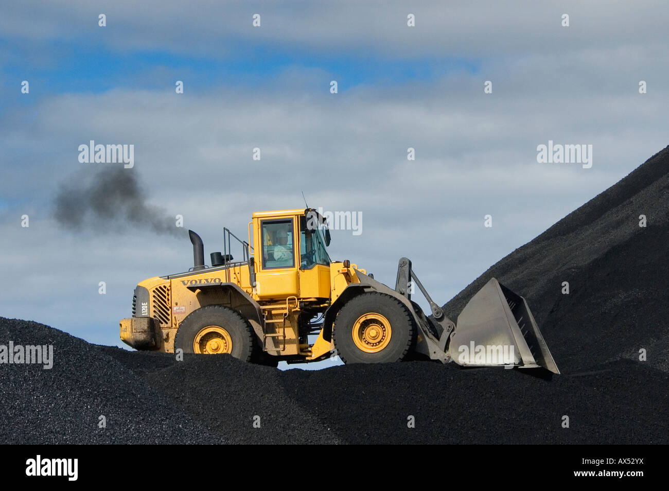Planierraupe Aufstoßen schwarz Auspuff während der Fahrt Kohle im Kraftwerk Ontonagon Michigan Stockfoto