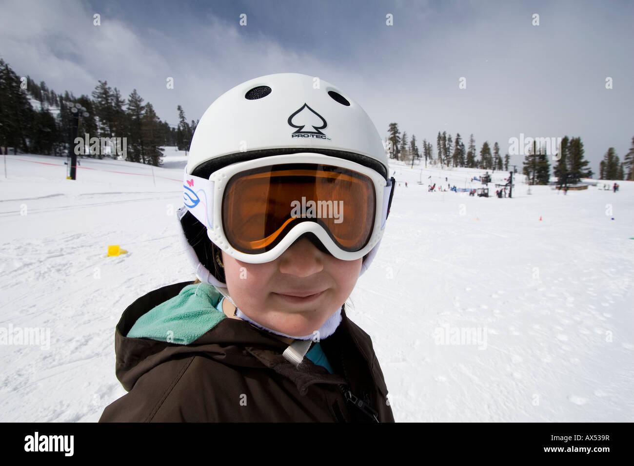 Ein Junge Snowboarder trägt einen Helm bei Bear Valley, Kalifornien auf Sonntag, 16. März 2008. (Foto von Kevin Bartram) Stockfoto