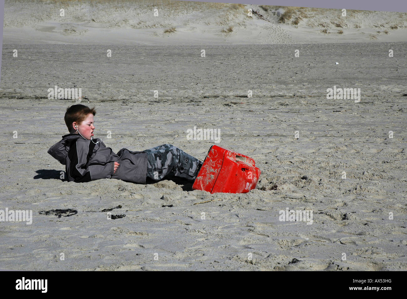 Junge sitzt auf einen gewaschenen, Fernseher auf Kosten des dänischen West Stockfoto