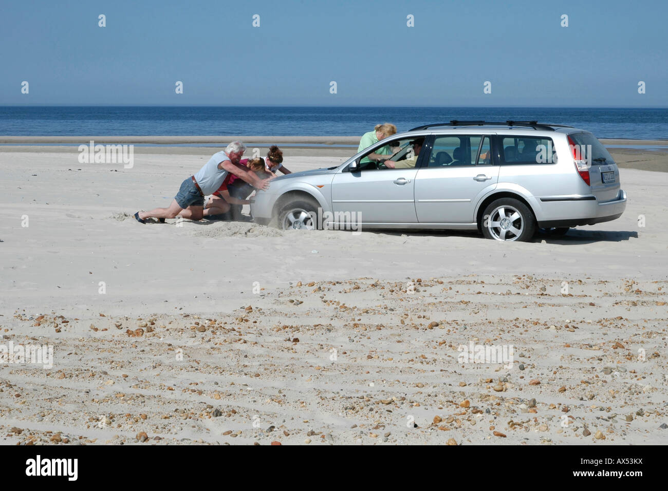 Ein Auto ist im Sand festgefahren Stockfoto