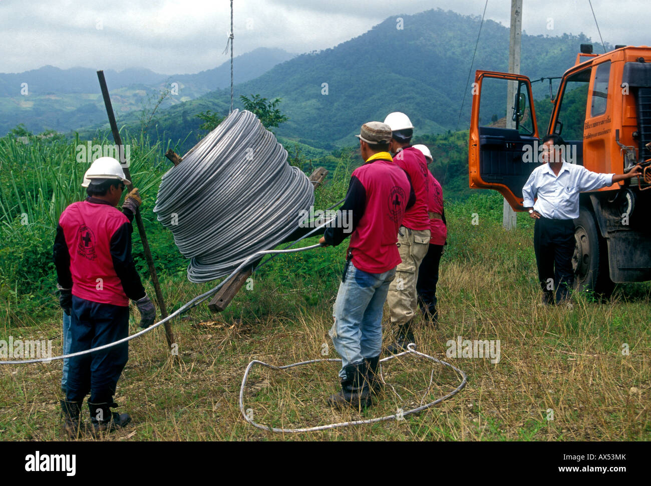 Thais Person Erwachsene Männer Männer Bauarbeiter Verlegung von Kabeln Mae Salong Chiang Rai Provinz Thailand Asien Stockfoto