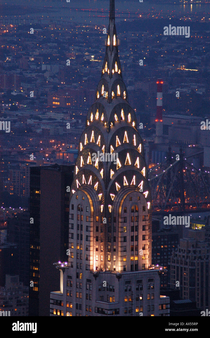 Ansicht des Chrysler Building in der Nacht von der Spitze des Empire State Building-New York-USA Stockfoto