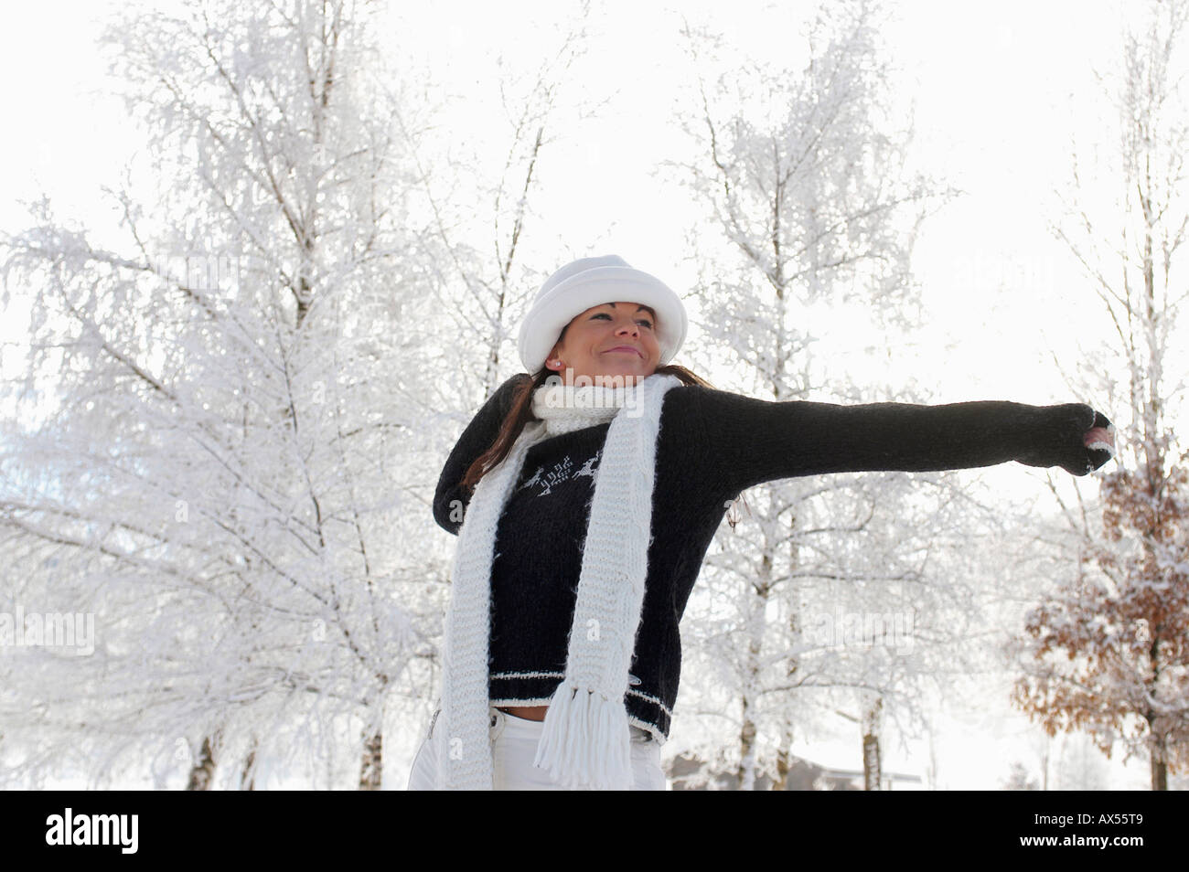 Junge Frau im Schnee, Dehnung Stockfoto