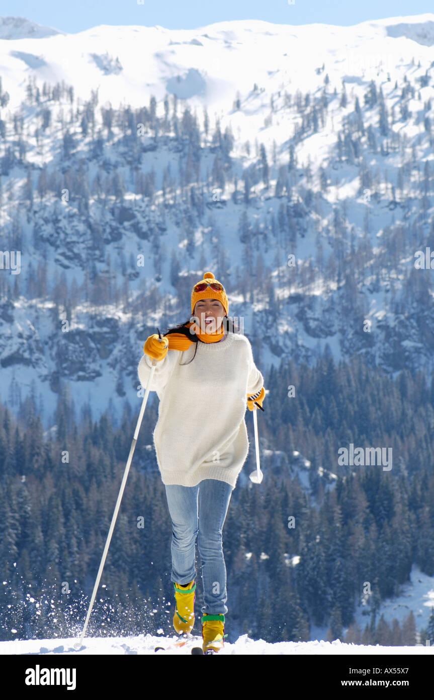 Junge Frau Langlauf erhöht Skifahren, Ansicht Stockfoto
